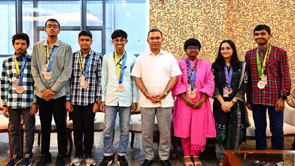 প্রধানমন্ত্রীর সঙ্গে গণিত অলিম্পিয়াড বিজয়ীদের সৌজন্য সাক্ষাৎ
