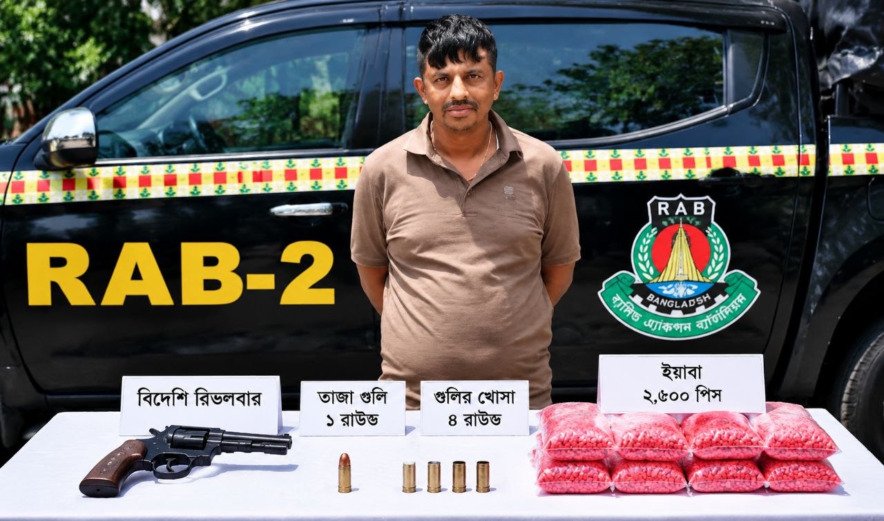 মোহাম্মদপুরে ‘শীর্ষ সন্ত্রাসী ম্যাগনেট বাবু’ গ্রেপ্তার: বিদেশি রিভলবার, গুলি ও ২,৬০০ পিস ইয়াবা উদ্ধার