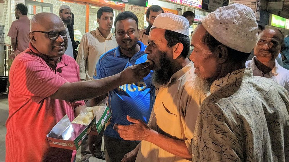 রিজভী আহমেদ ভারপ্রাপ্ত মহাসচিব হওয়ায় কুড়িগ্রামে মিষ্টি বিতরণ